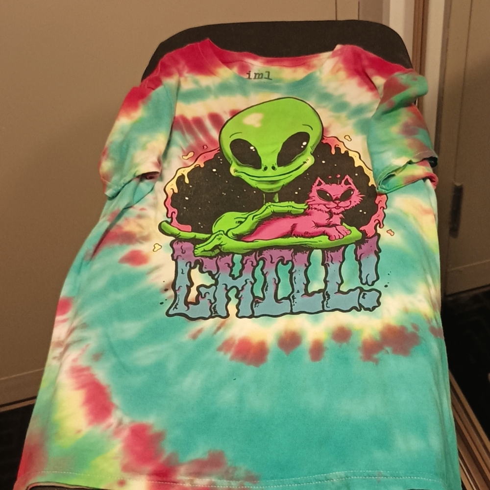 Isaac Morris Chill tie-dye T-shirt. Alien with cat. Size Small. Good shape.